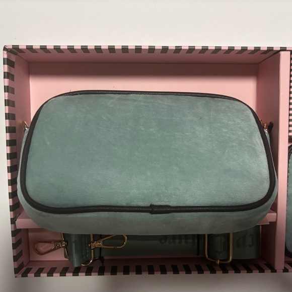 Juicy Couture Gift Set Cool Blue Heritage Slim Camera Bag & Envelope Card Case - Picture 8 of 15